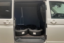 valkoinen Volkswagen Transporter 2023 kuva 18.