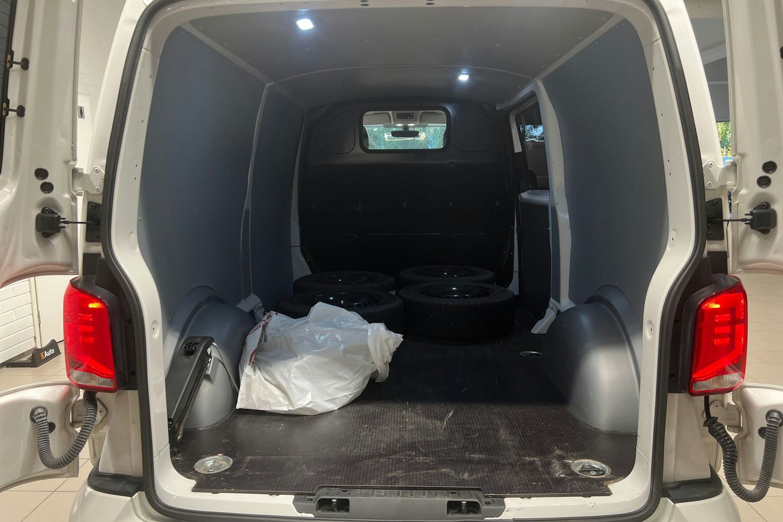 valkoinen Volkswagen Transporter 2023 kuva 20.