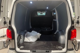 valkoinen Volkswagen Transporter 2023 kuva 20.