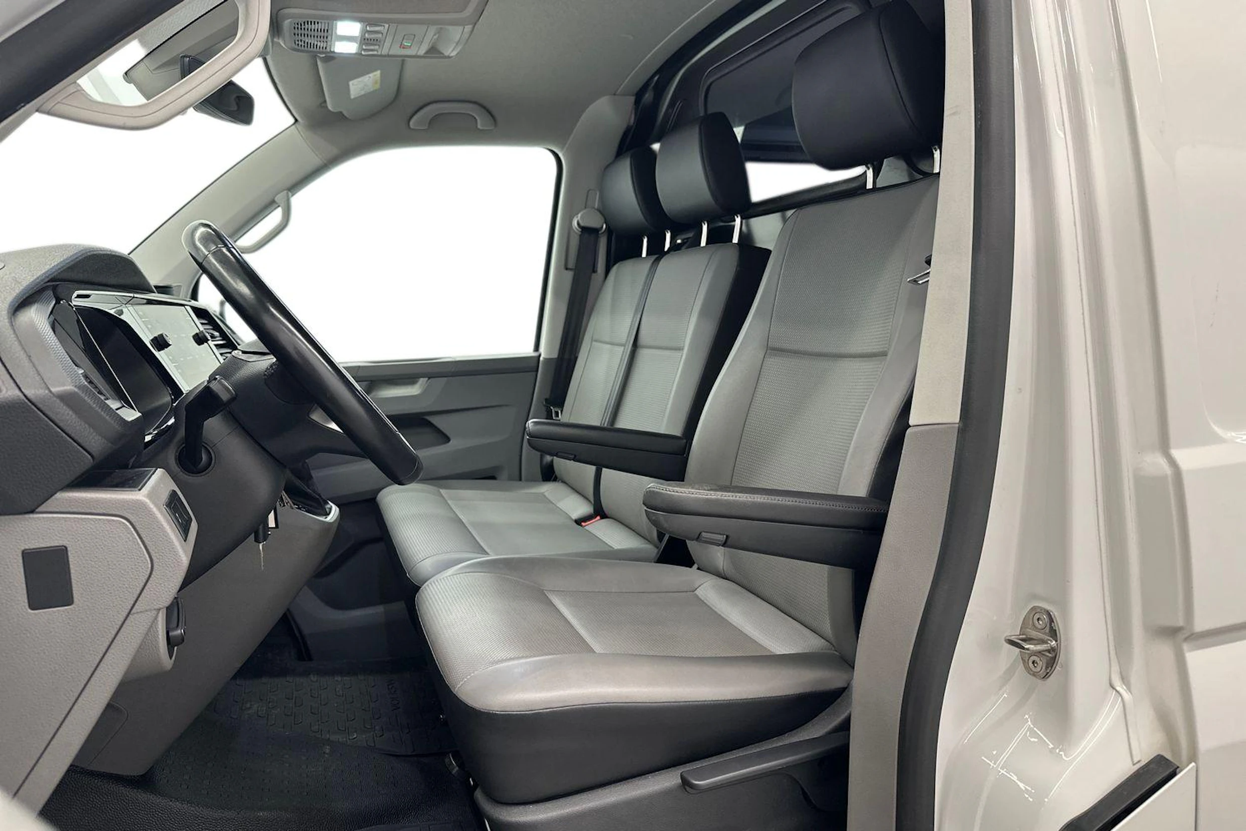valkoinen Volkswagen Transporter 2023 kuva 8.