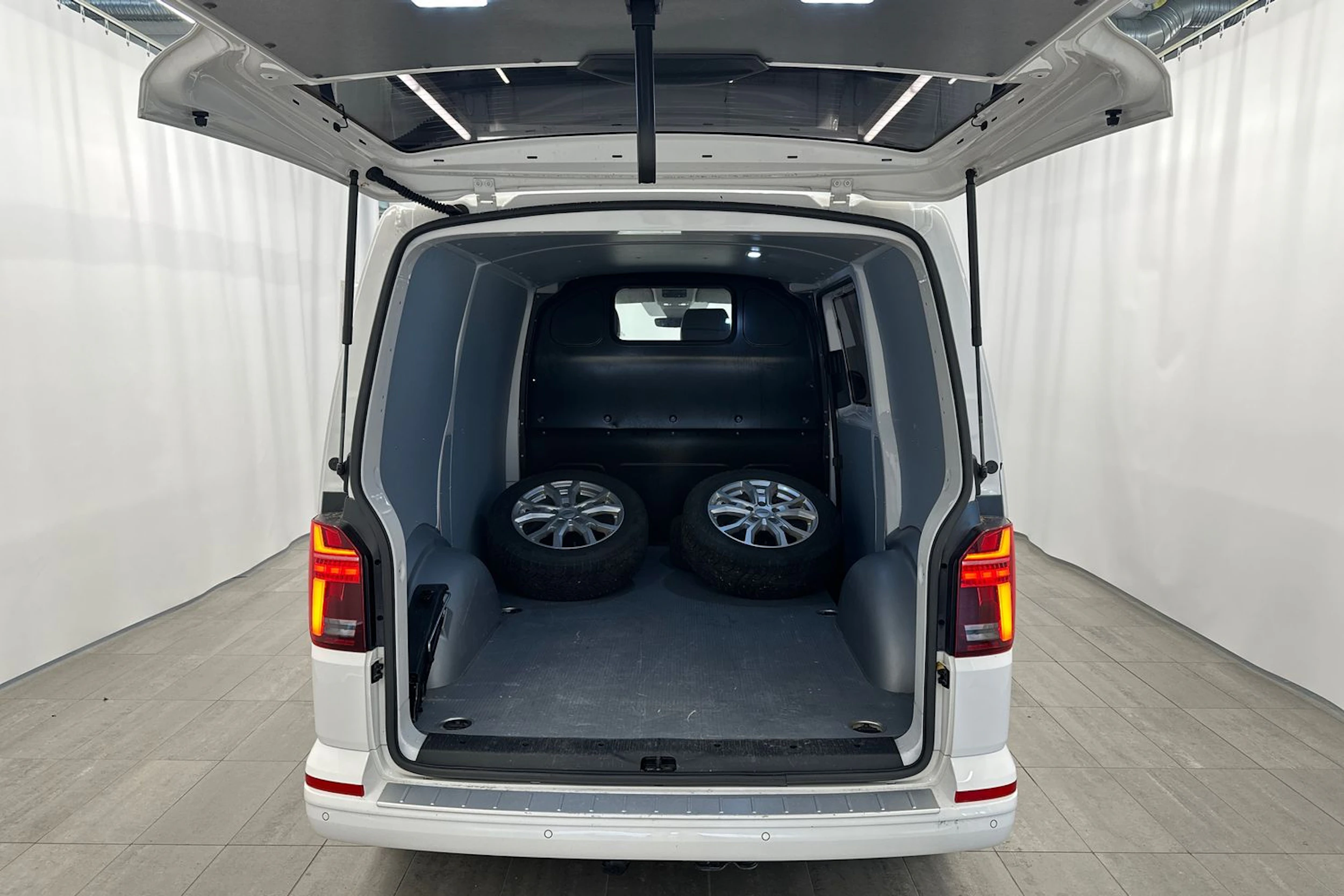 valkoinen Volkswagen Transporter 2023 kuva 10.