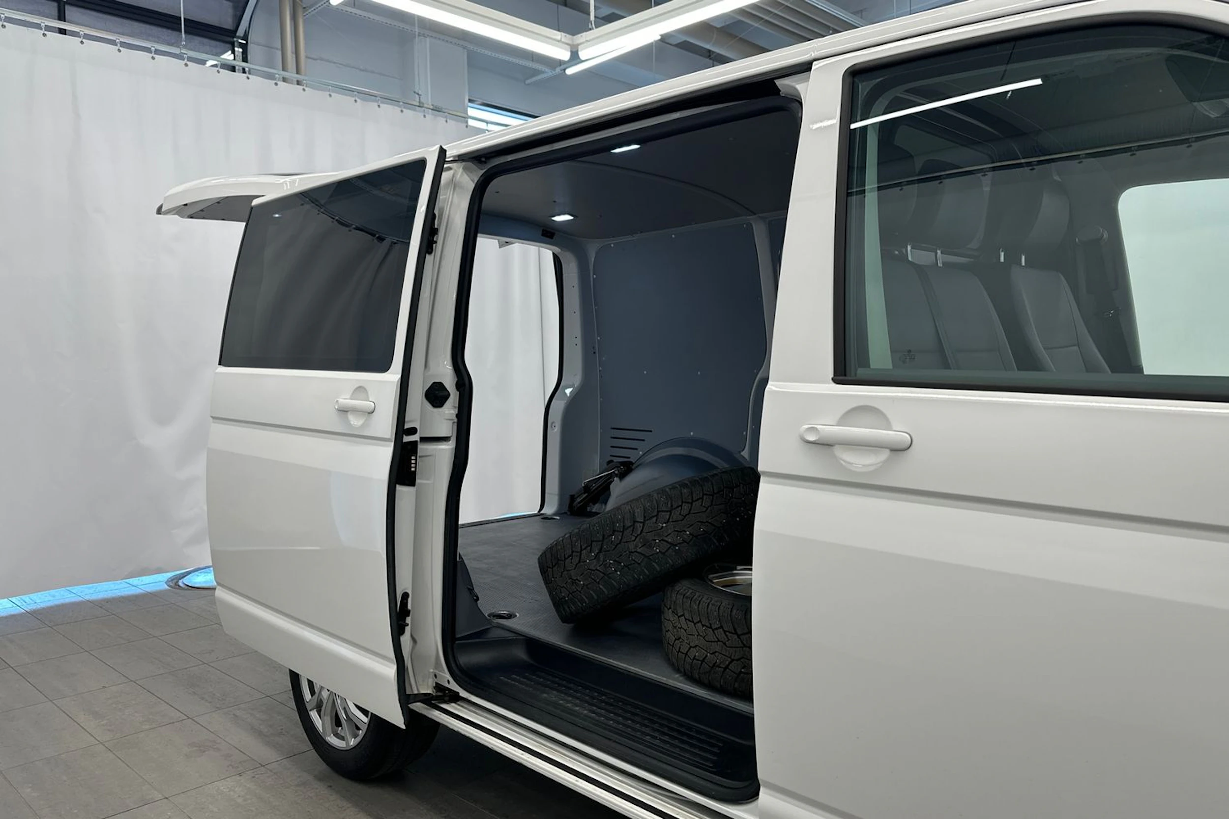 valkoinen Volkswagen Transporter 2023 kuva 11.