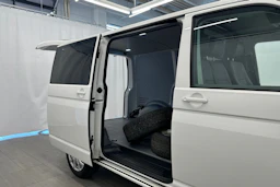 valkoinen Volkswagen Transporter 2023 kuva 11.