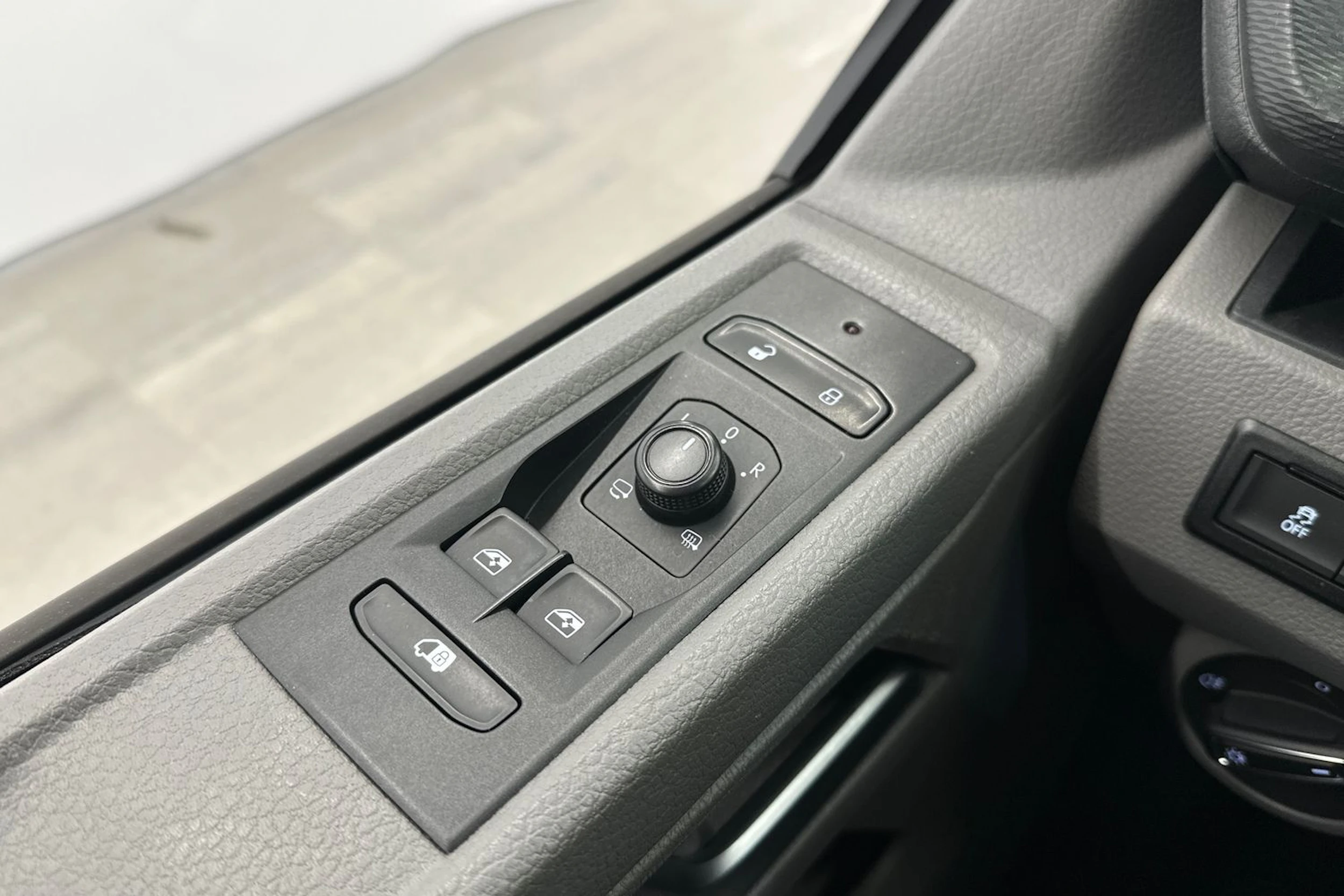 valkoinen Volkswagen Transporter 2023 kuva 15.