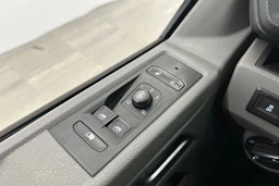 valkoinen Volkswagen Transporter 2023 kuva 15.