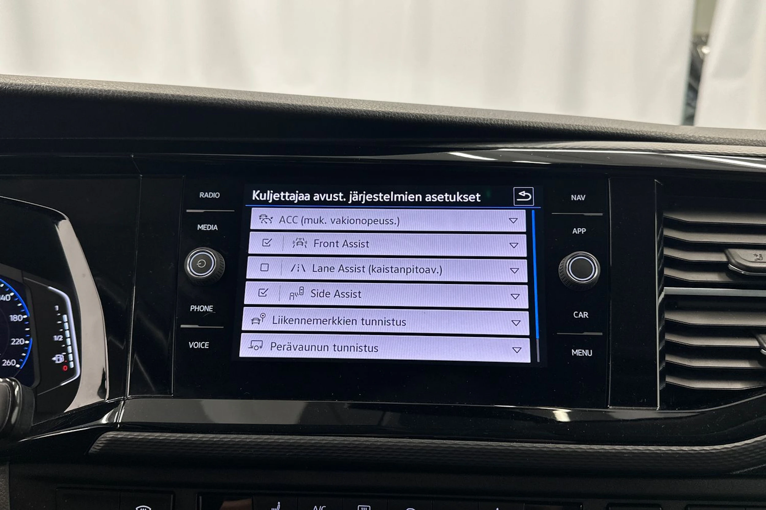 valkoinen Volkswagen Transporter 2023 kuva 20.