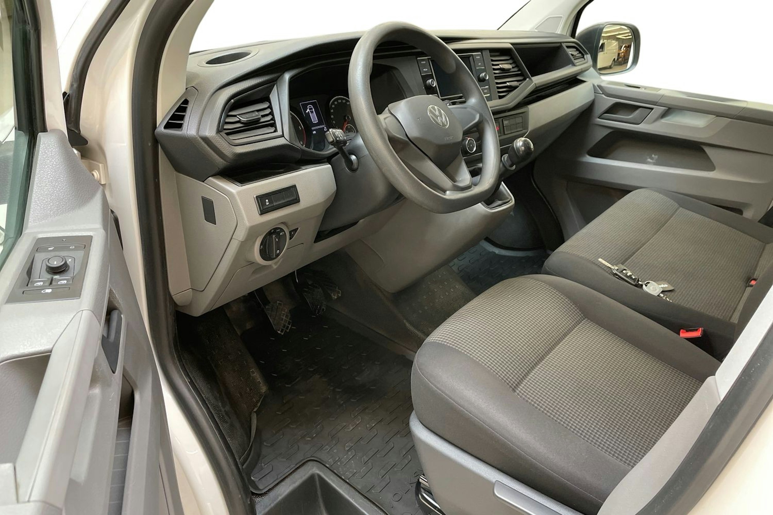 valkoinen Volkswagen Transporter 2023 kuva 7.