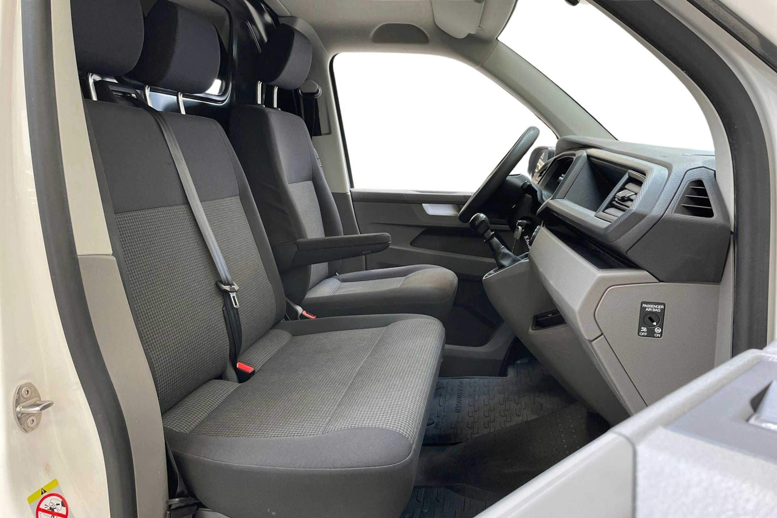 valkoinen Volkswagen Transporter 2023 kuva 10.