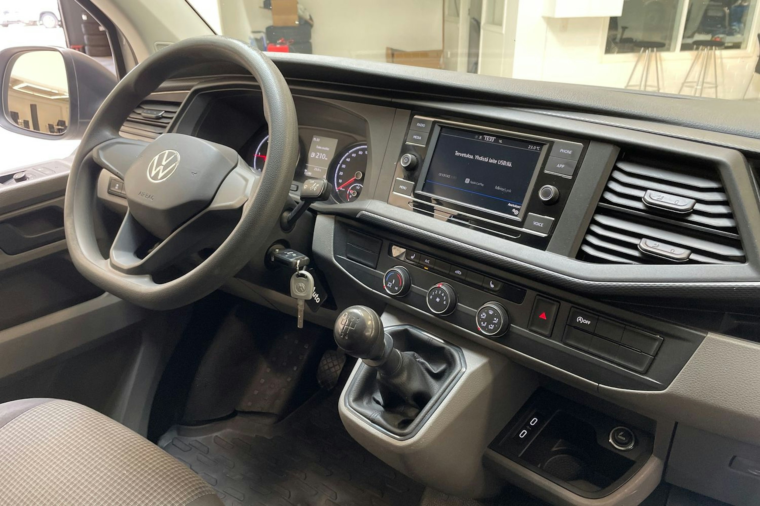 valkoinen Volkswagen Transporter 2023 kuva 13.