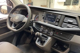 valkoinen Volkswagen Transporter 2023 kuva 13.