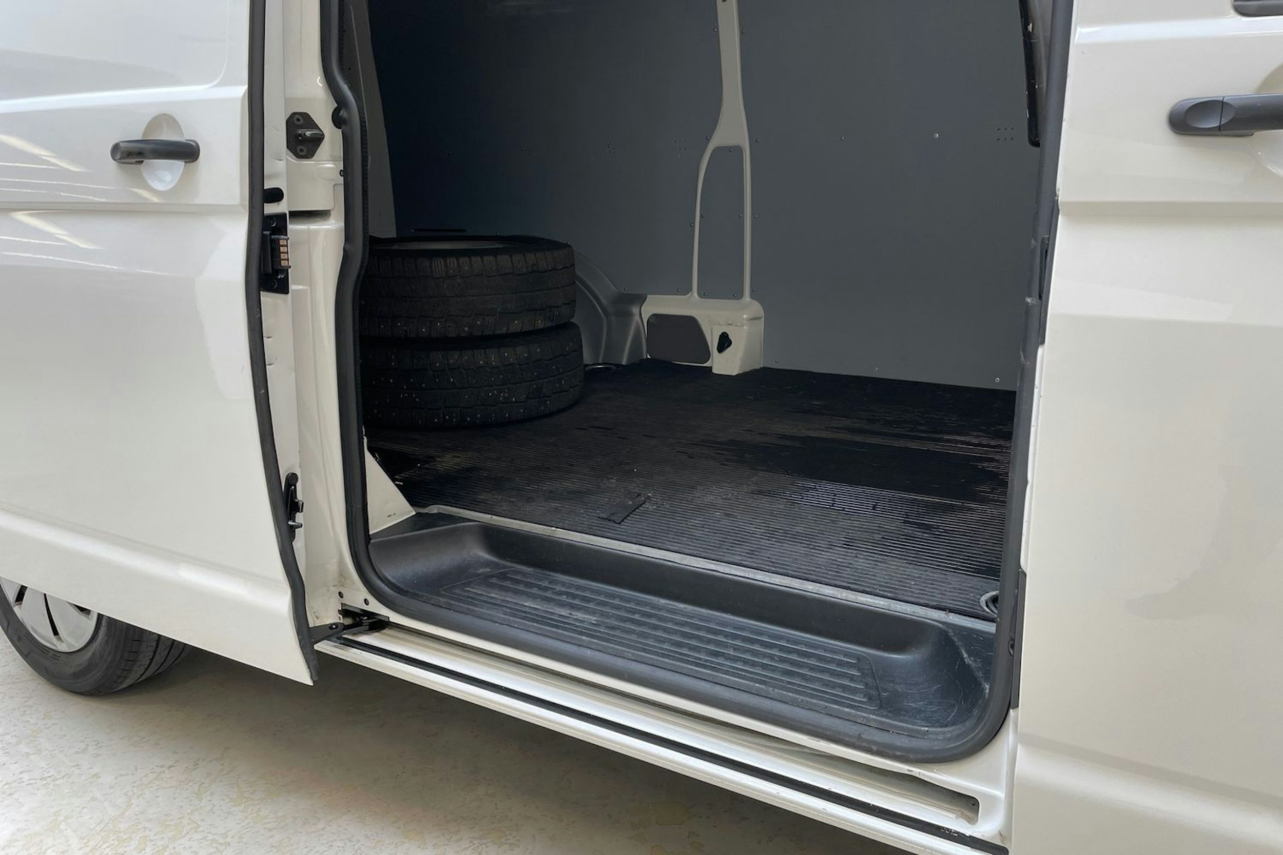 valkoinen Volkswagen Transporter 2023 kuva 15.