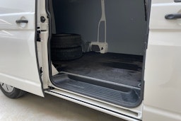 valkoinen Volkswagen Transporter 2023 kuva 15.