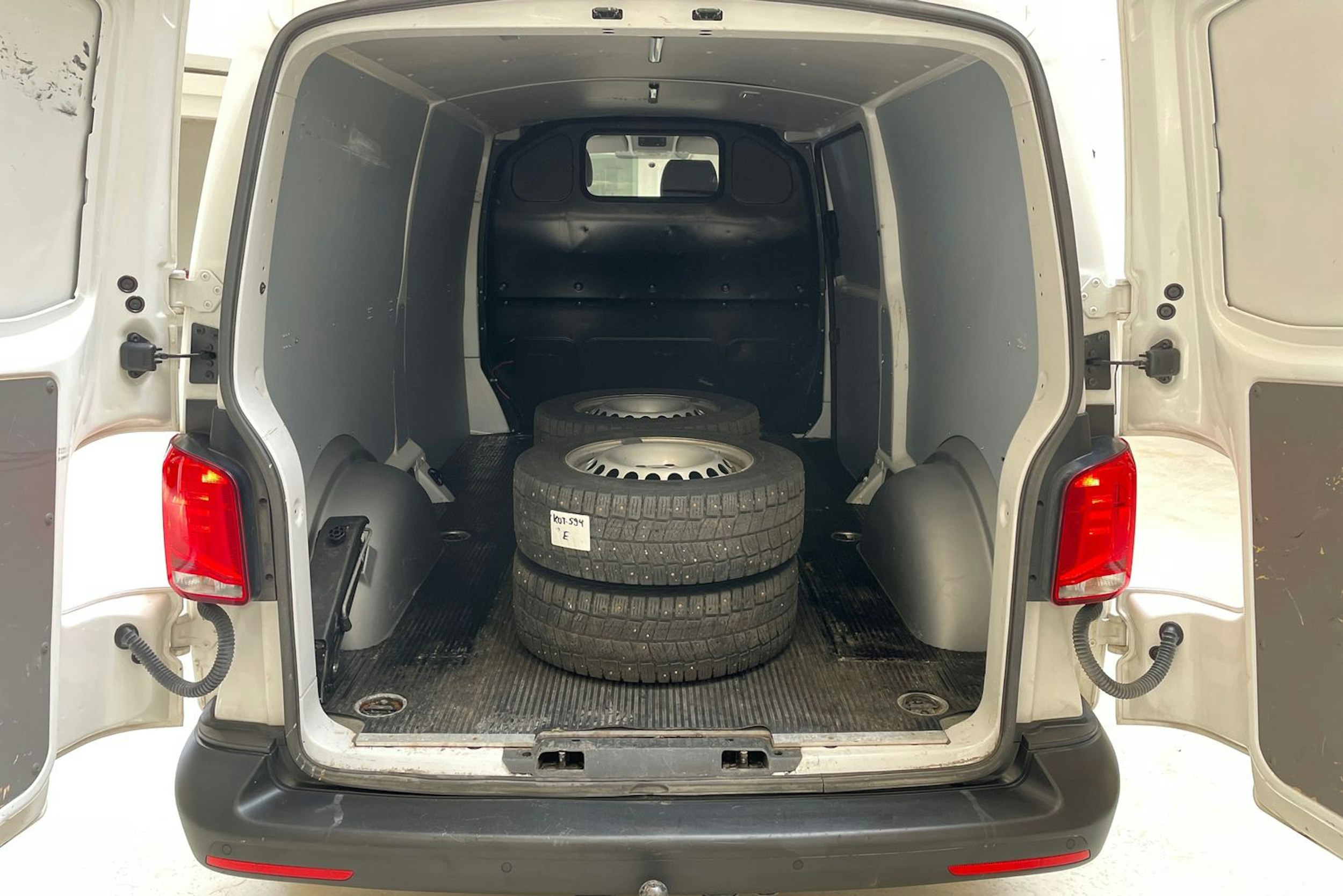 valkoinen Volkswagen Transporter 2023 kuva 17.
