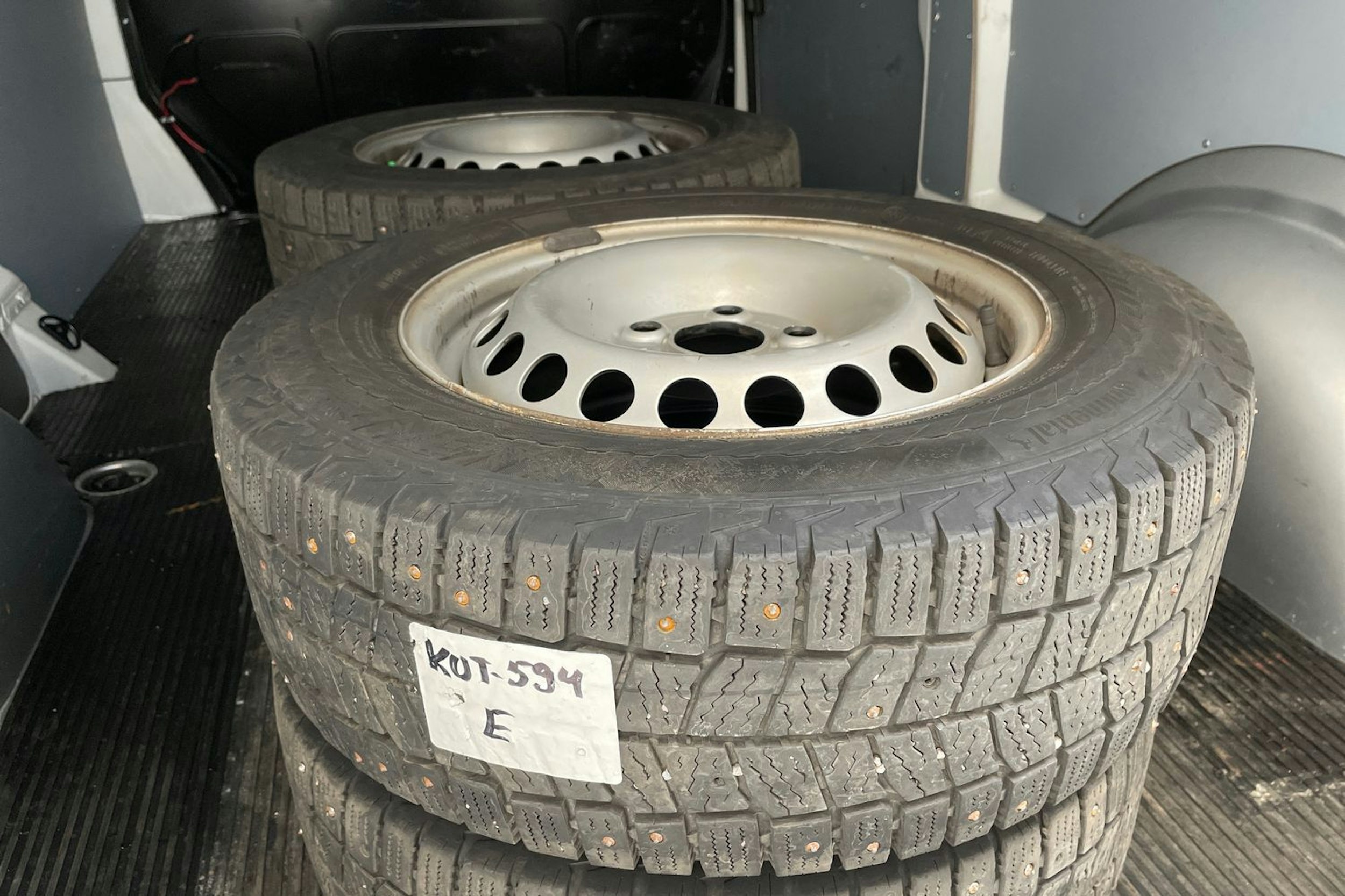 valkoinen Volkswagen Transporter 2023 kuva 18.