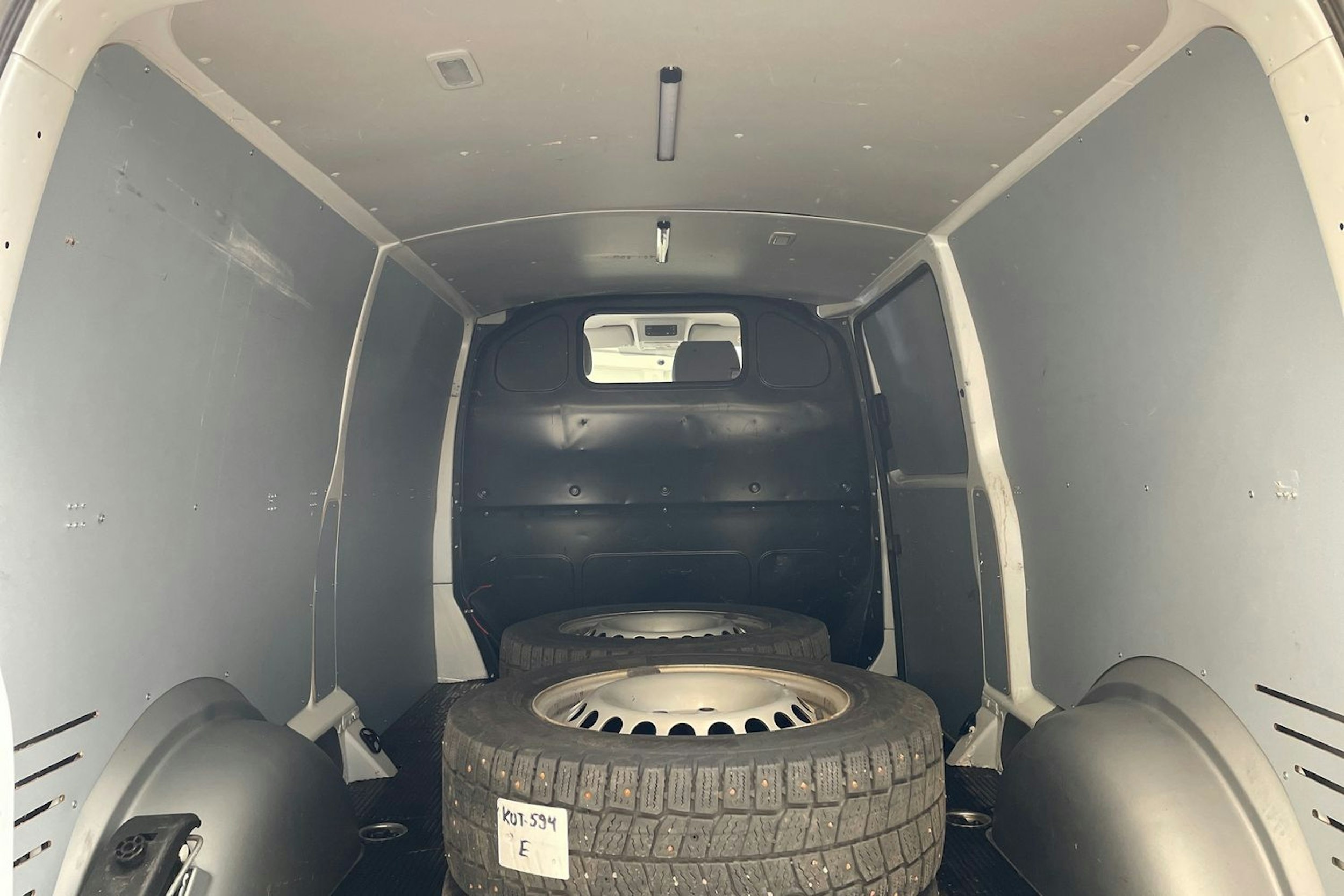 valkoinen Volkswagen Transporter 2023 kuva 19.