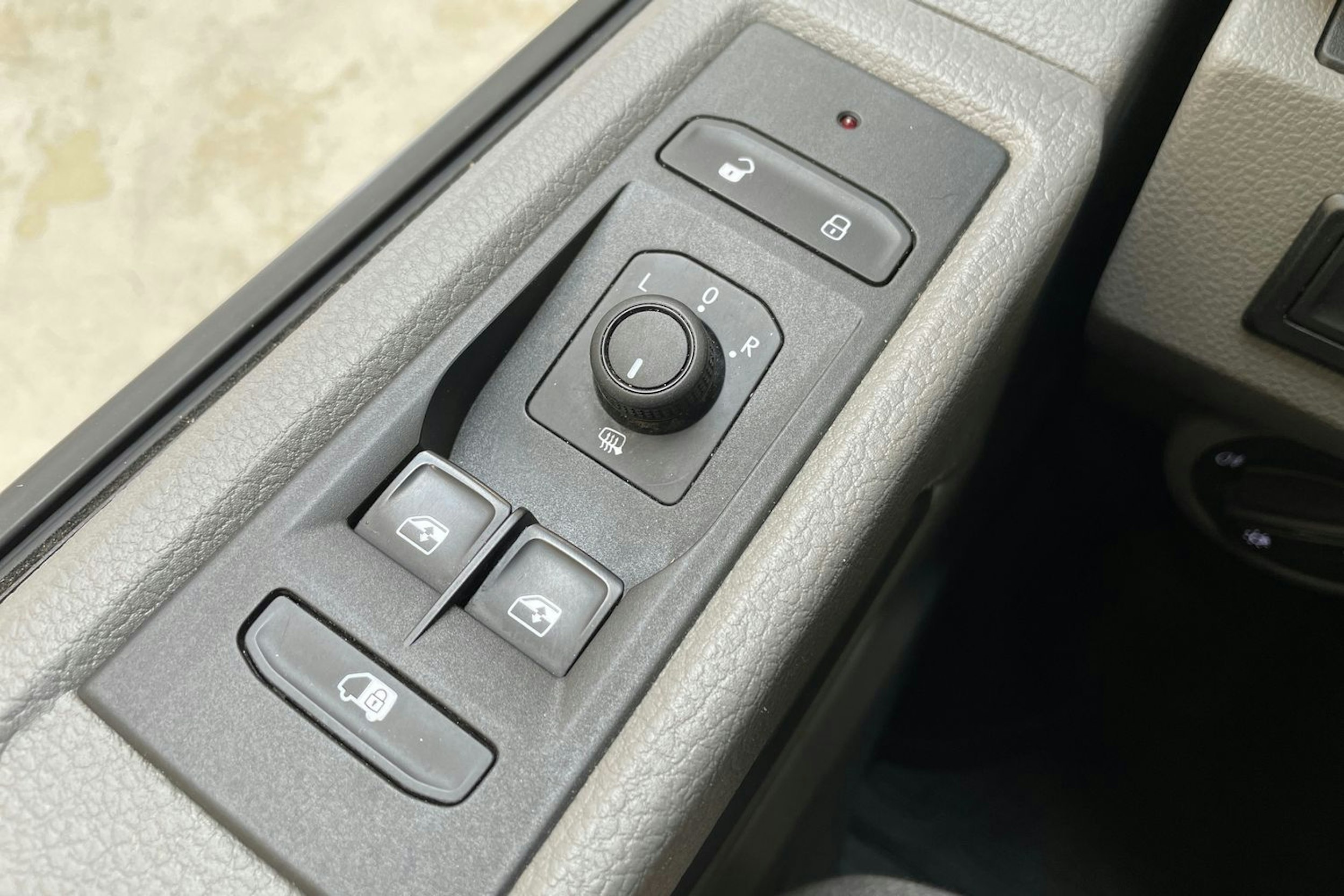 valkoinen Volkswagen Transporter 2023 kuva 20.