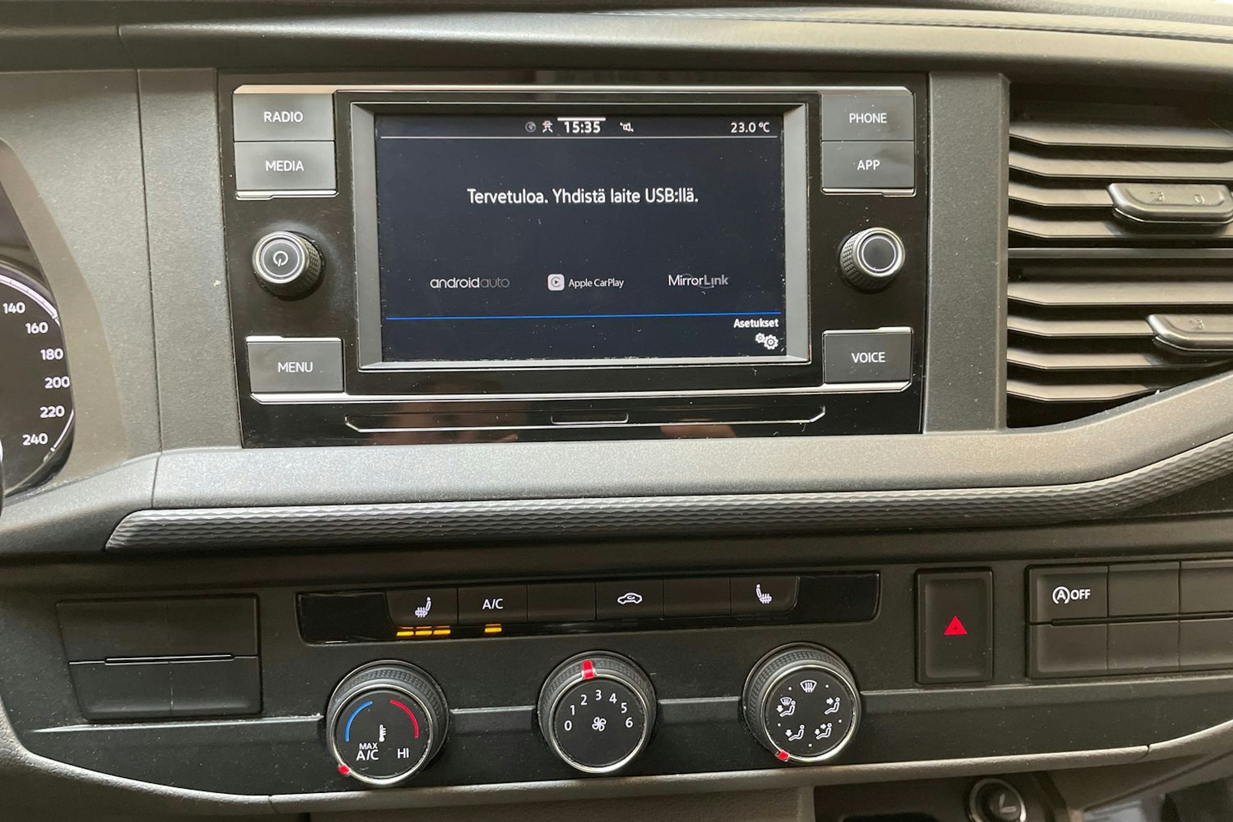 valkoinen Volkswagen Transporter 2023 kuva 24.
