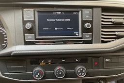 valkoinen Volkswagen Transporter 2023 kuva 24.