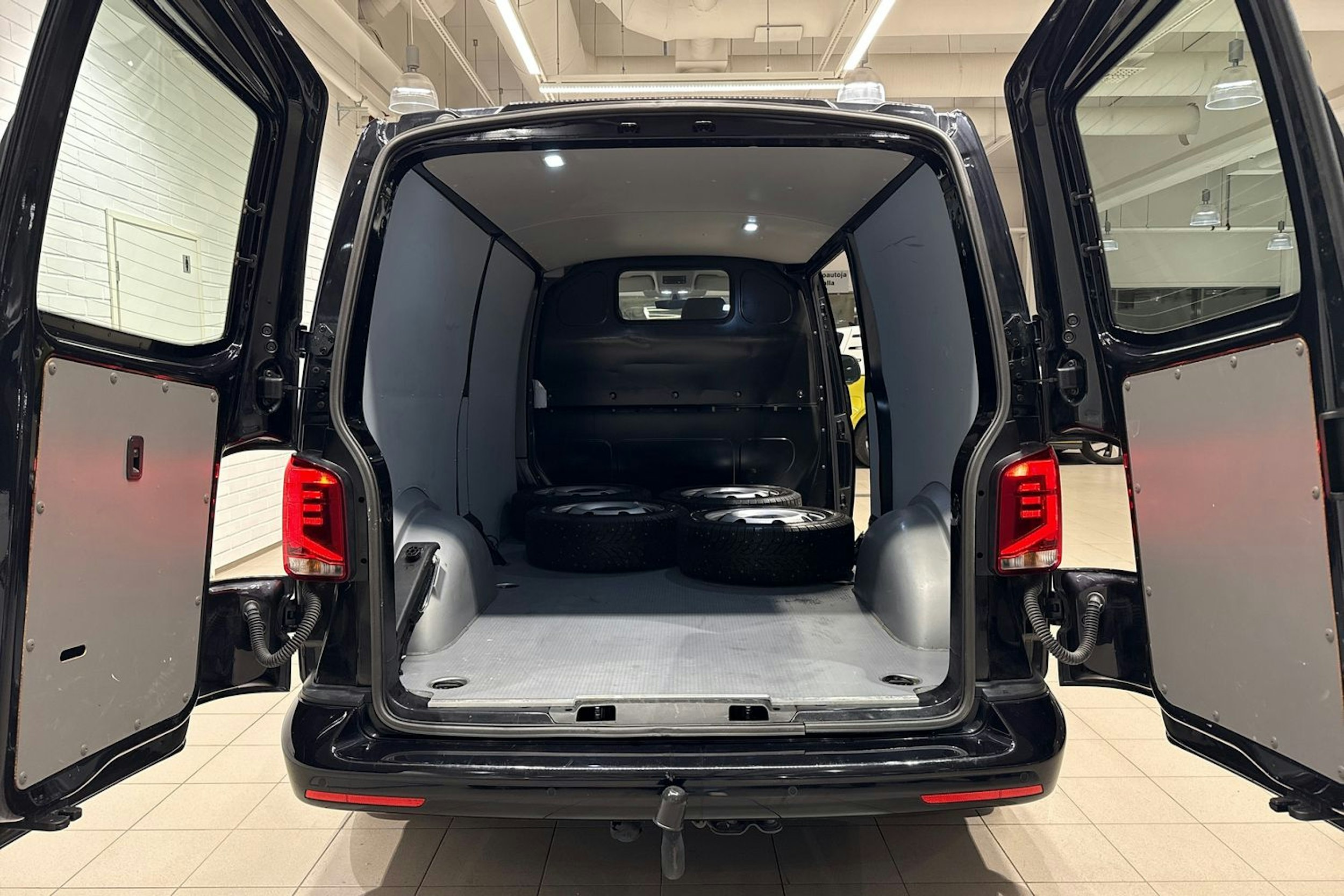 Musta Volkswagen TRANSPORTER 2023 kuva 13.