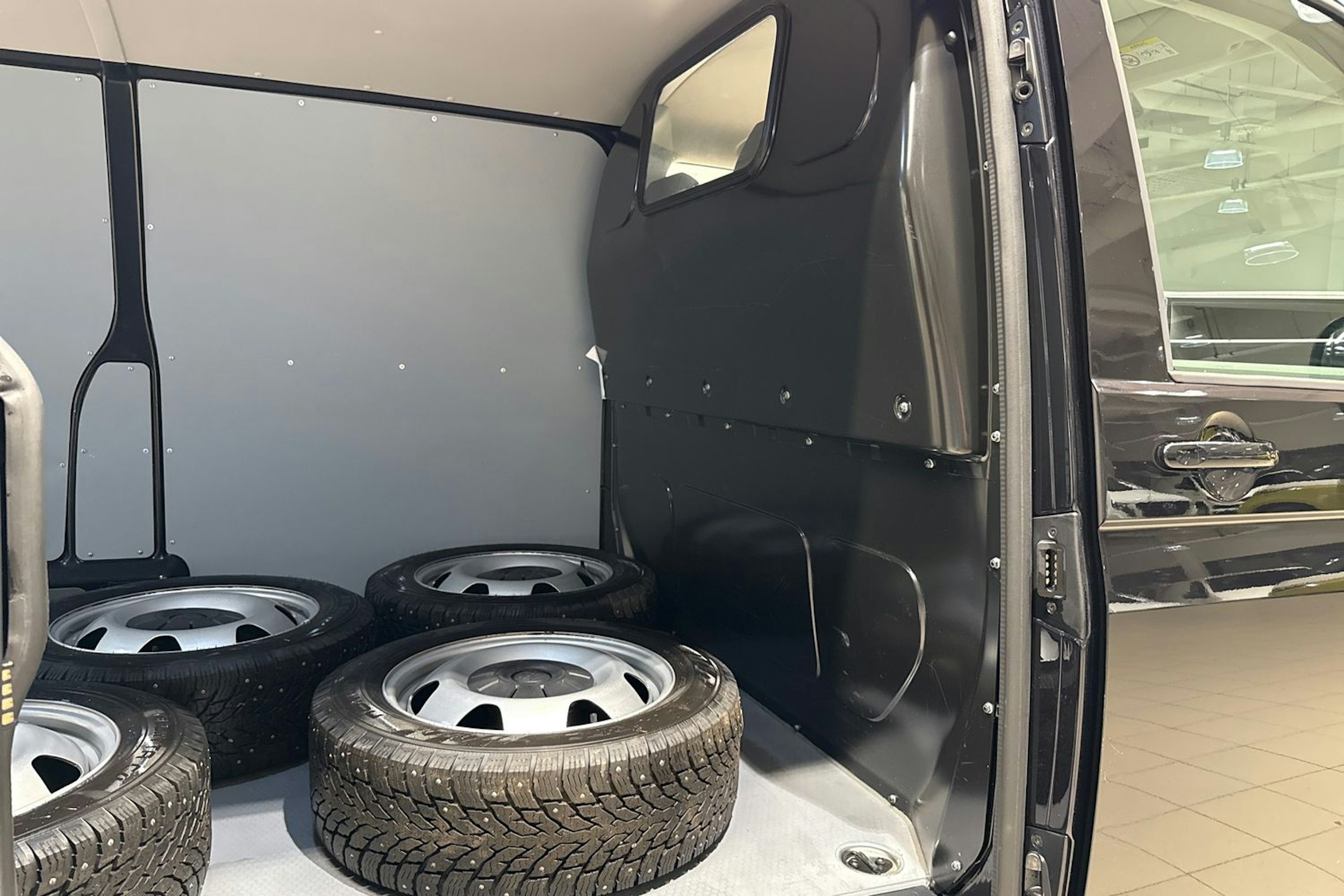 Musta Volkswagen TRANSPORTER 2023 kuva 14.