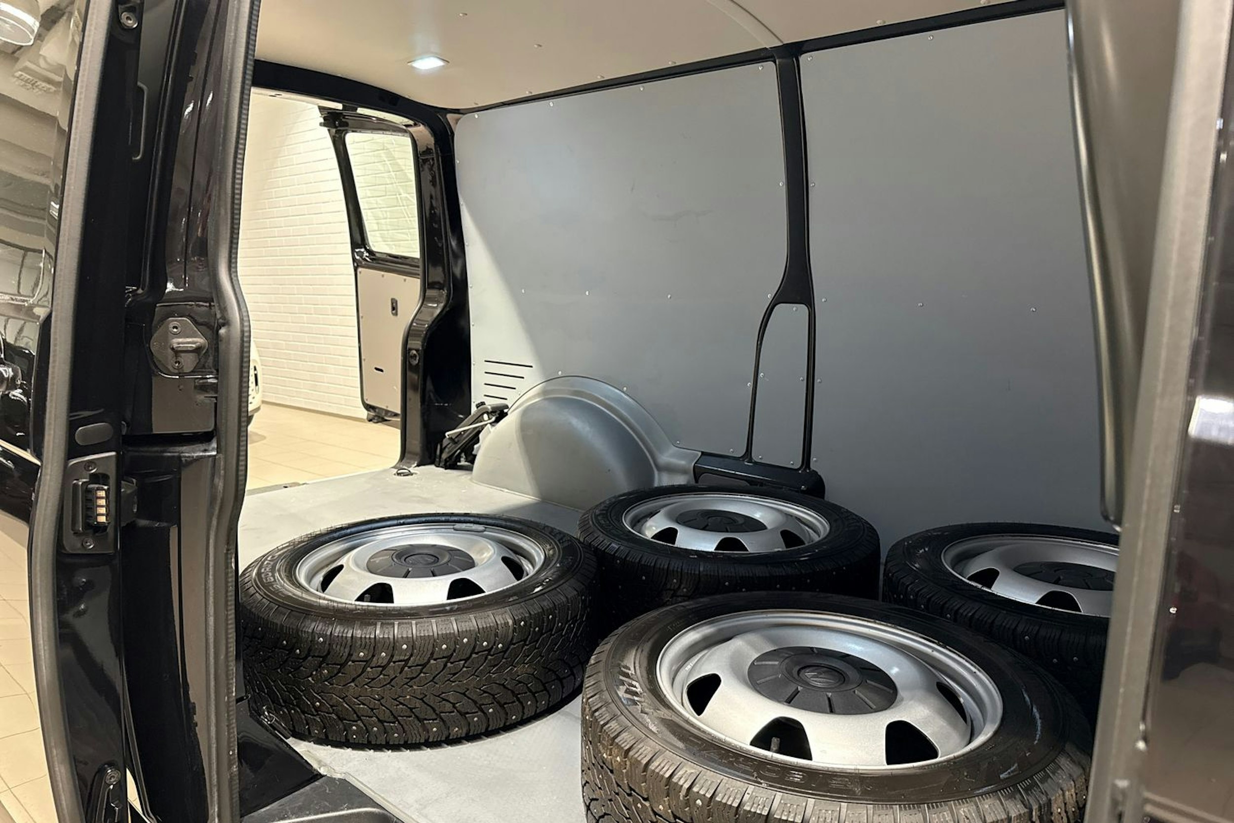 Musta Volkswagen TRANSPORTER 2023 kuva 15.