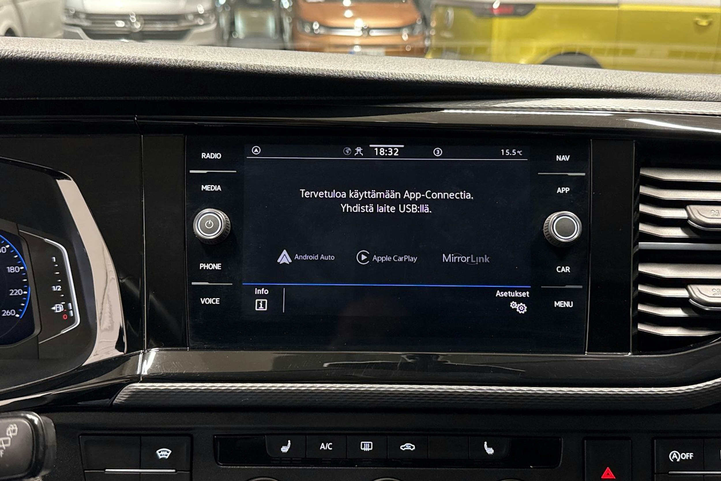 Musta Volkswagen TRANSPORTER 2023 kuva 18.