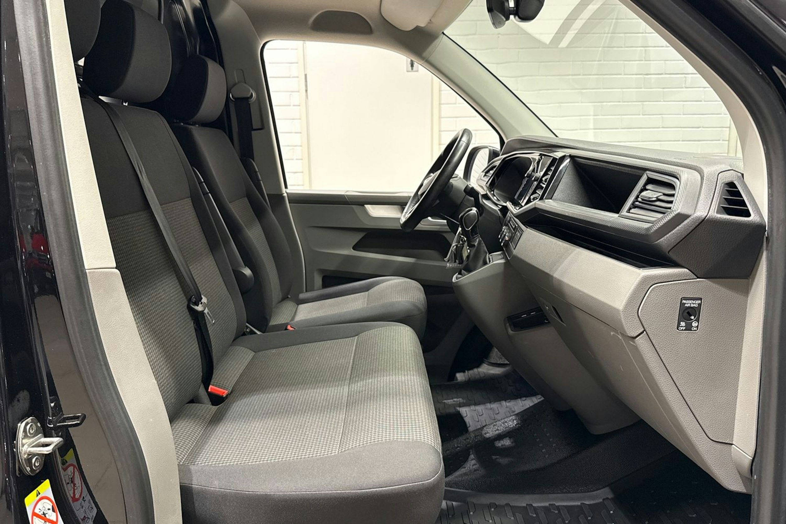 Musta Volkswagen TRANSPORTER 2023 kuva 25.