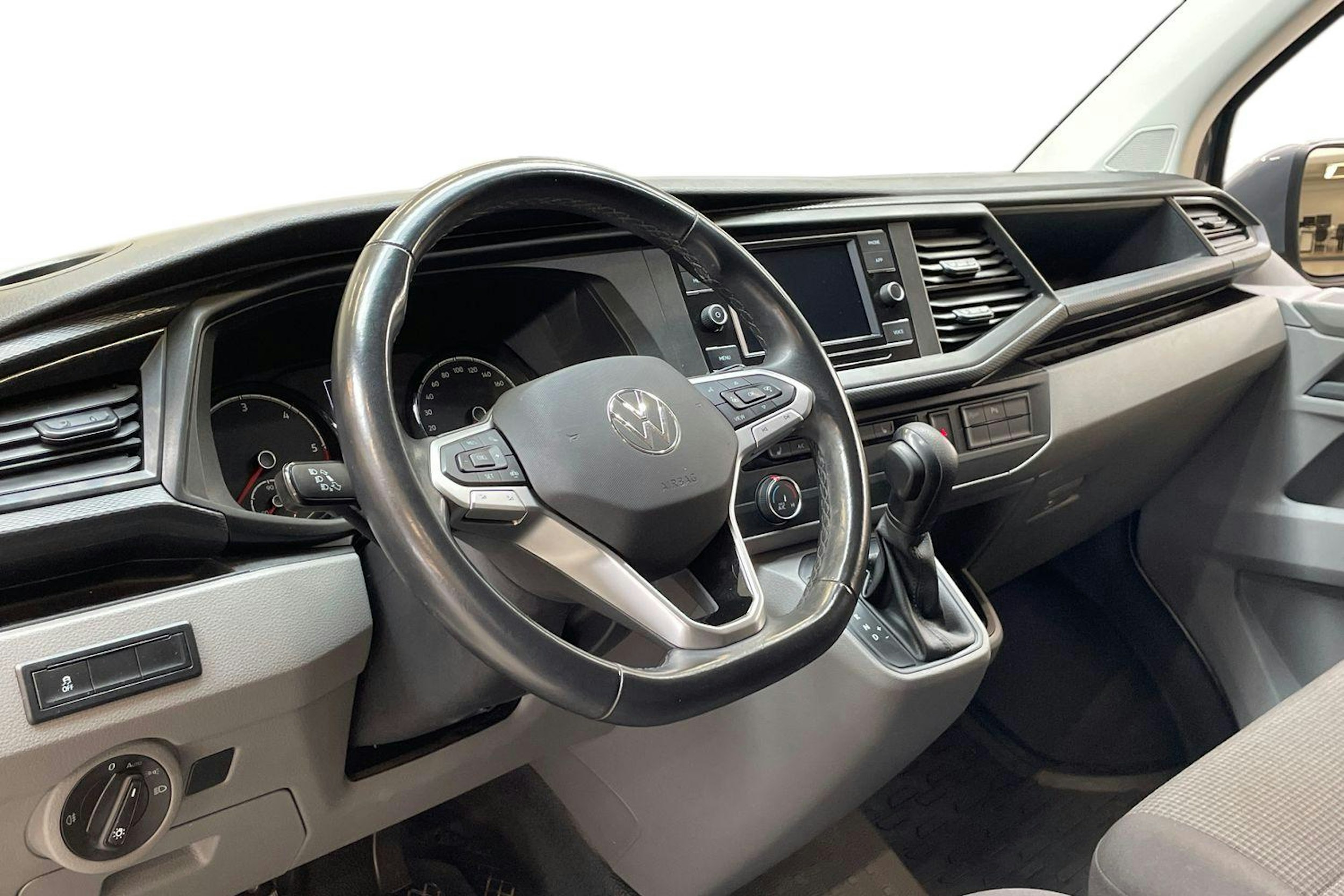 harmaa Volkswagen Transporter 2024 kuva 9.