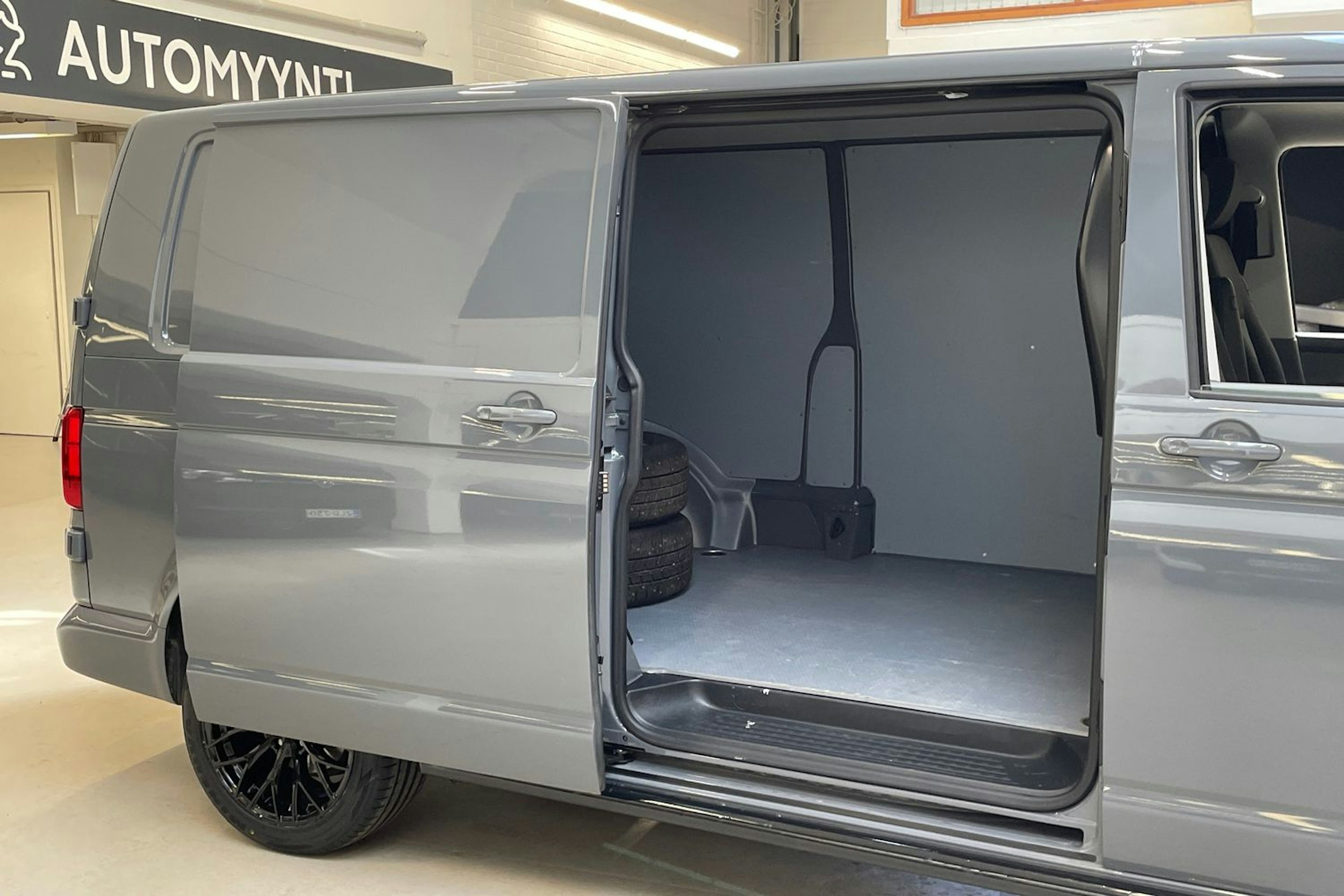 harmaa Volkswagen Transporter 2024 kuva 12.