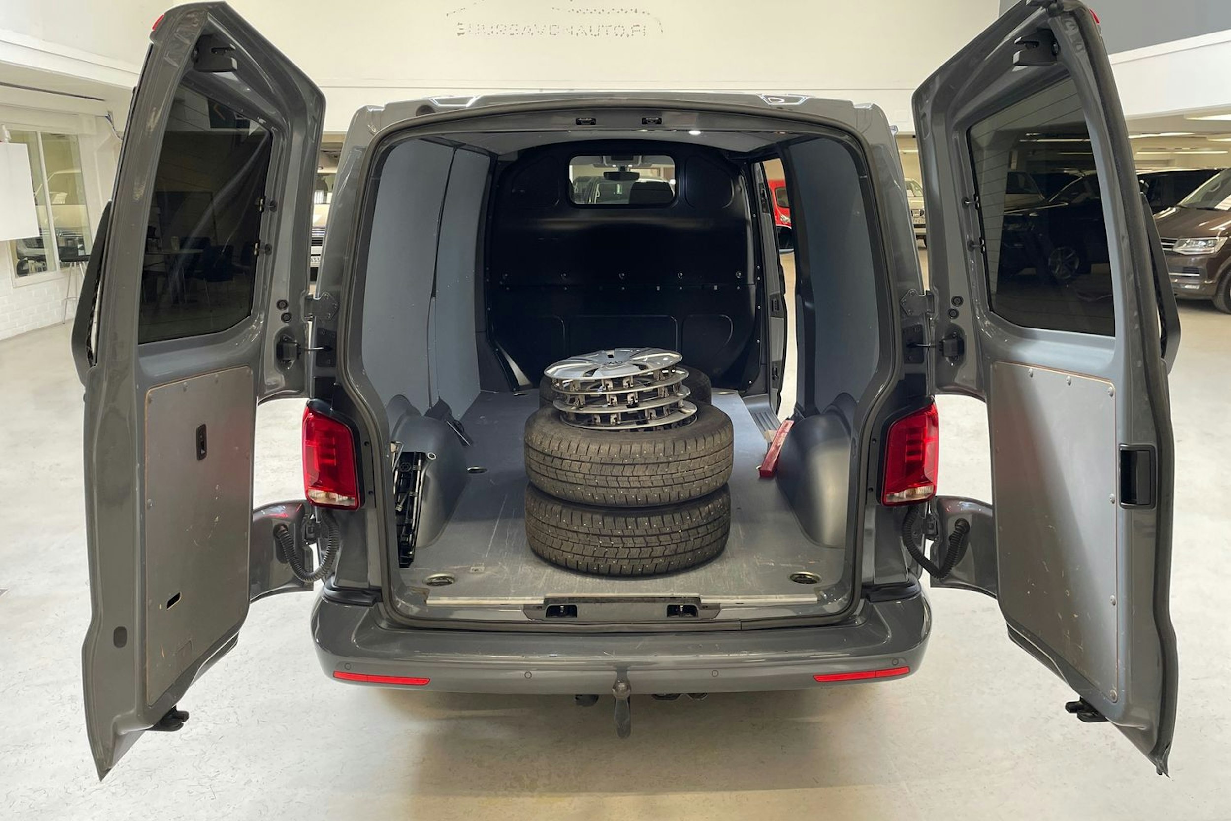 harmaa Volkswagen Transporter 2024 kuva 14.