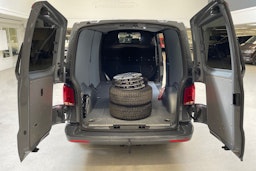 harmaa Volkswagen Transporter 2024 kuva 14.