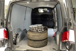 harmaa Volkswagen Transporter 2024 kuva 15.