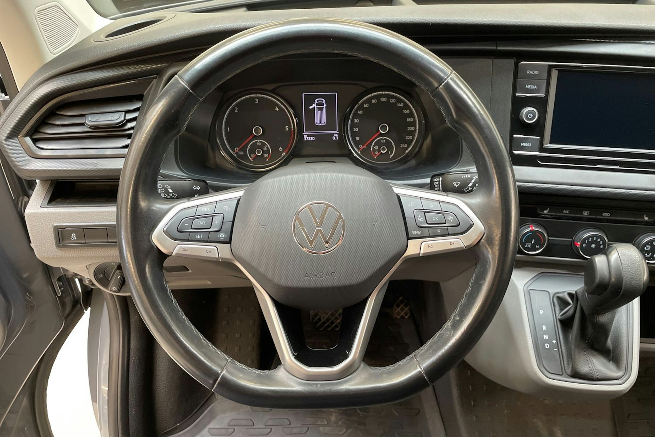 harmaa Volkswagen Transporter 2024 kuva 16.
