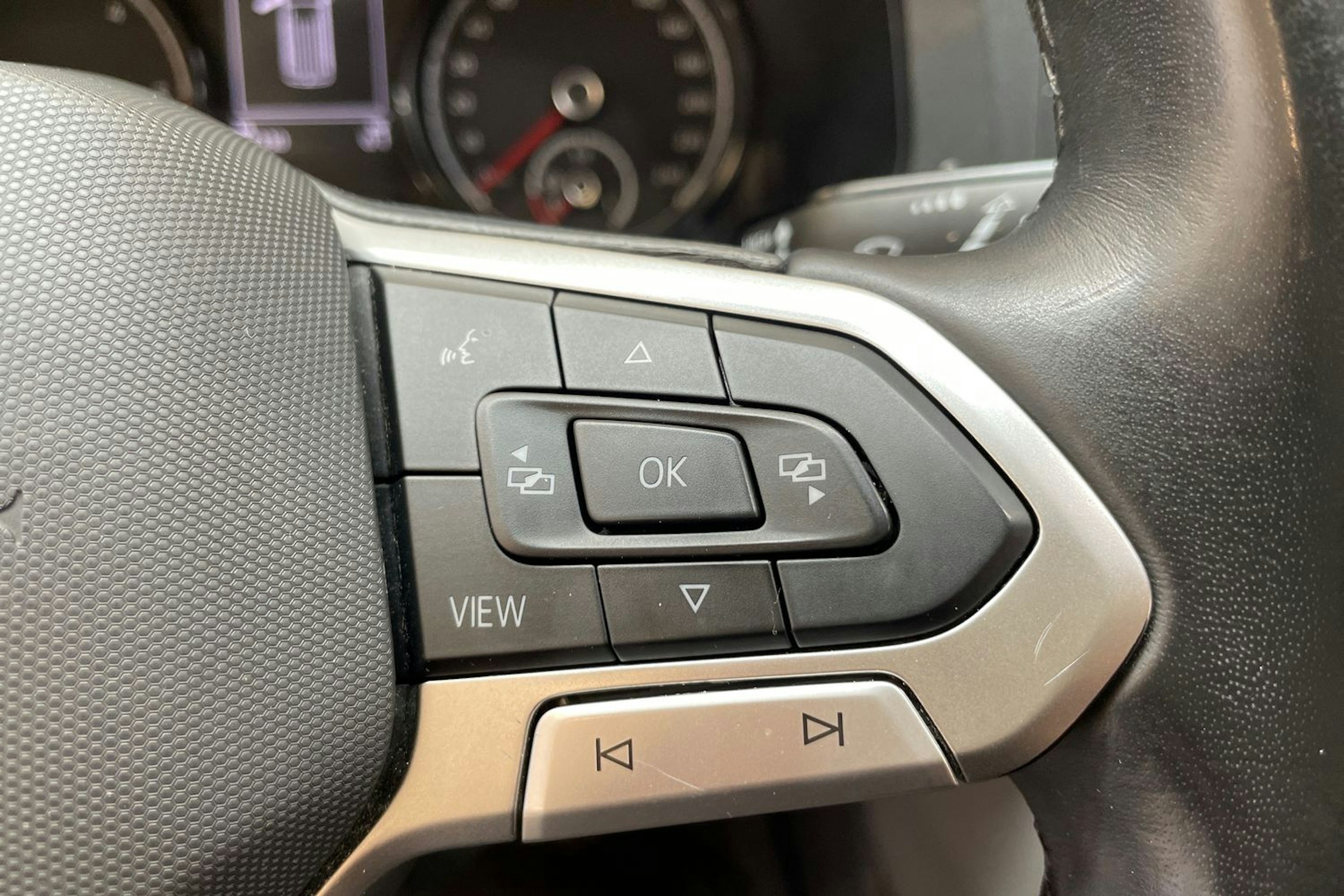 harmaa Volkswagen Transporter 2024 kuva 18.
