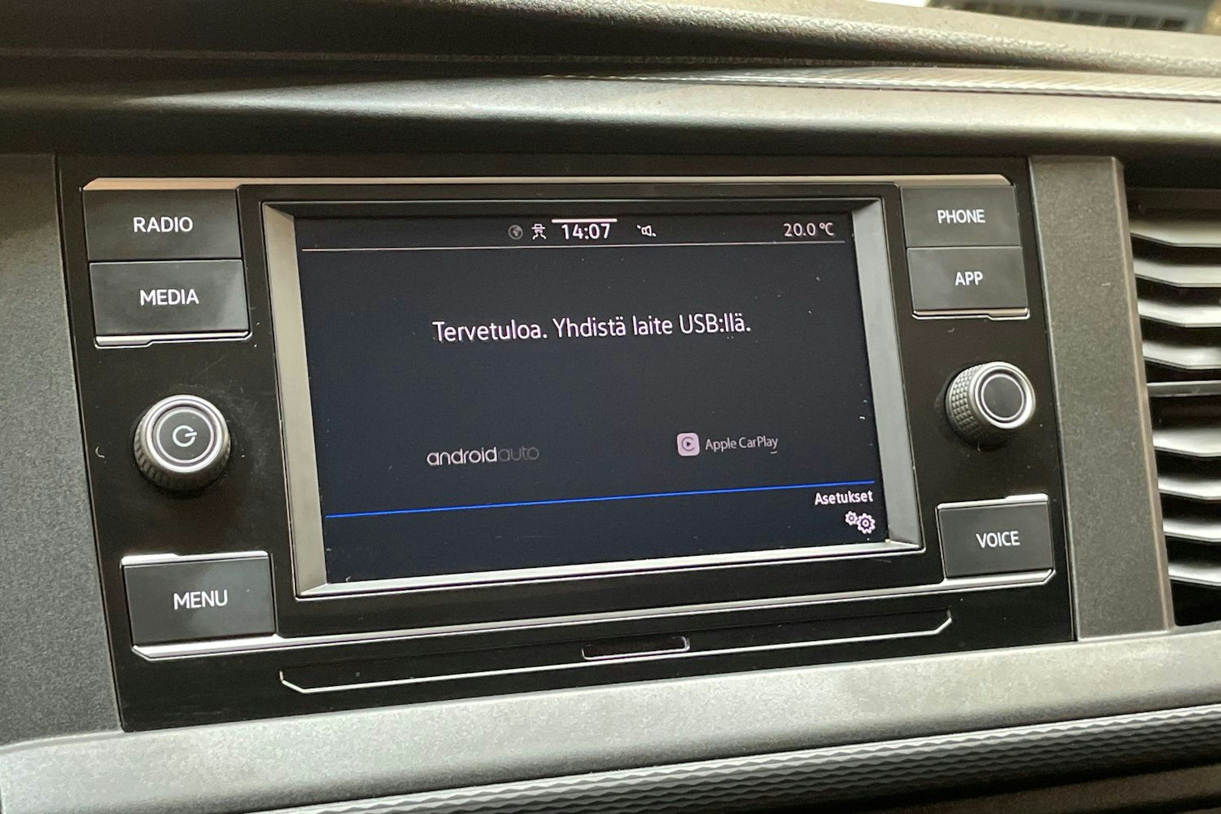 harmaa Volkswagen Transporter 2024 kuva 22.