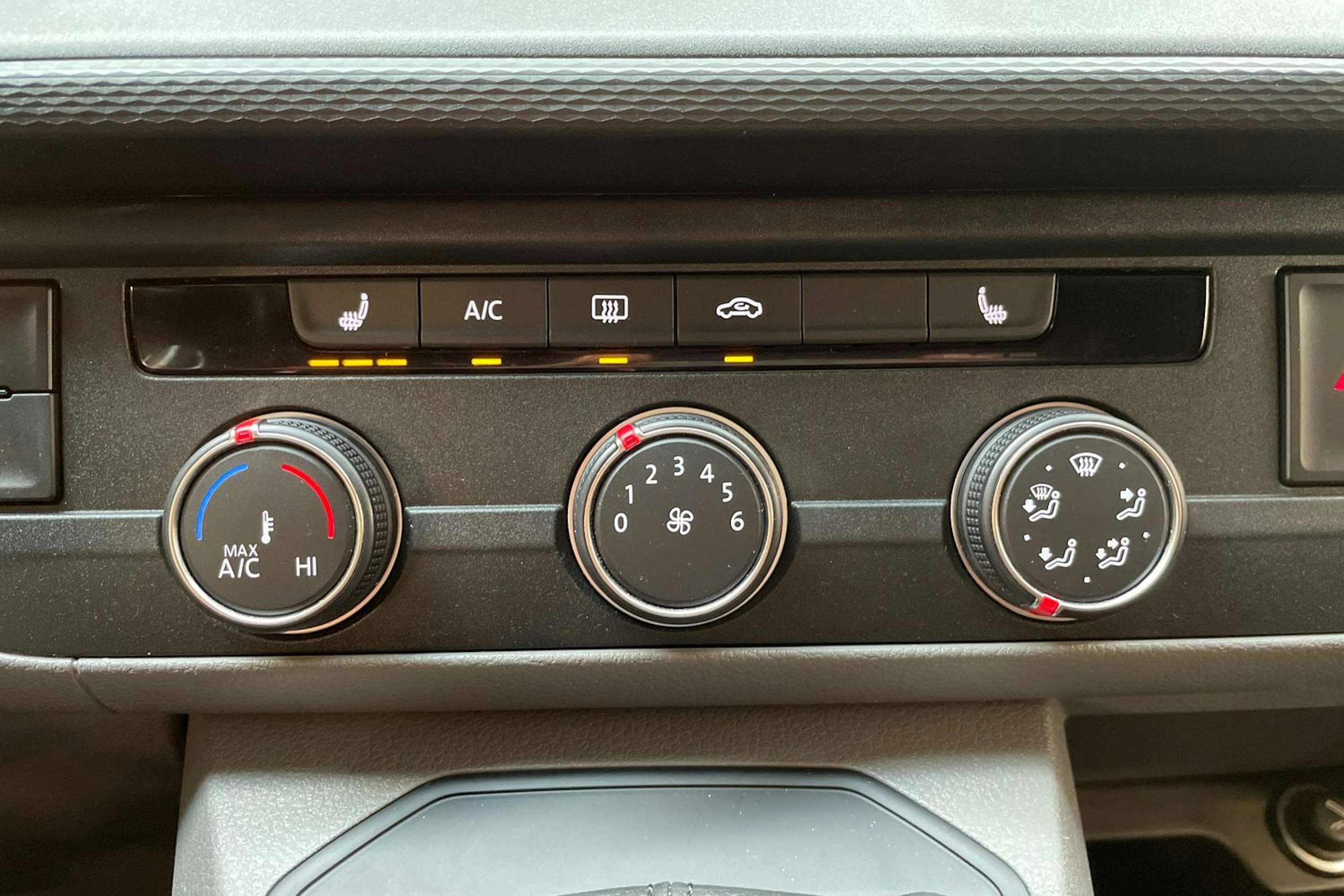 harmaa Volkswagen Transporter 2024 kuva 24.