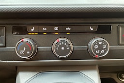 harmaa Volkswagen Transporter 2024 kuva 24.