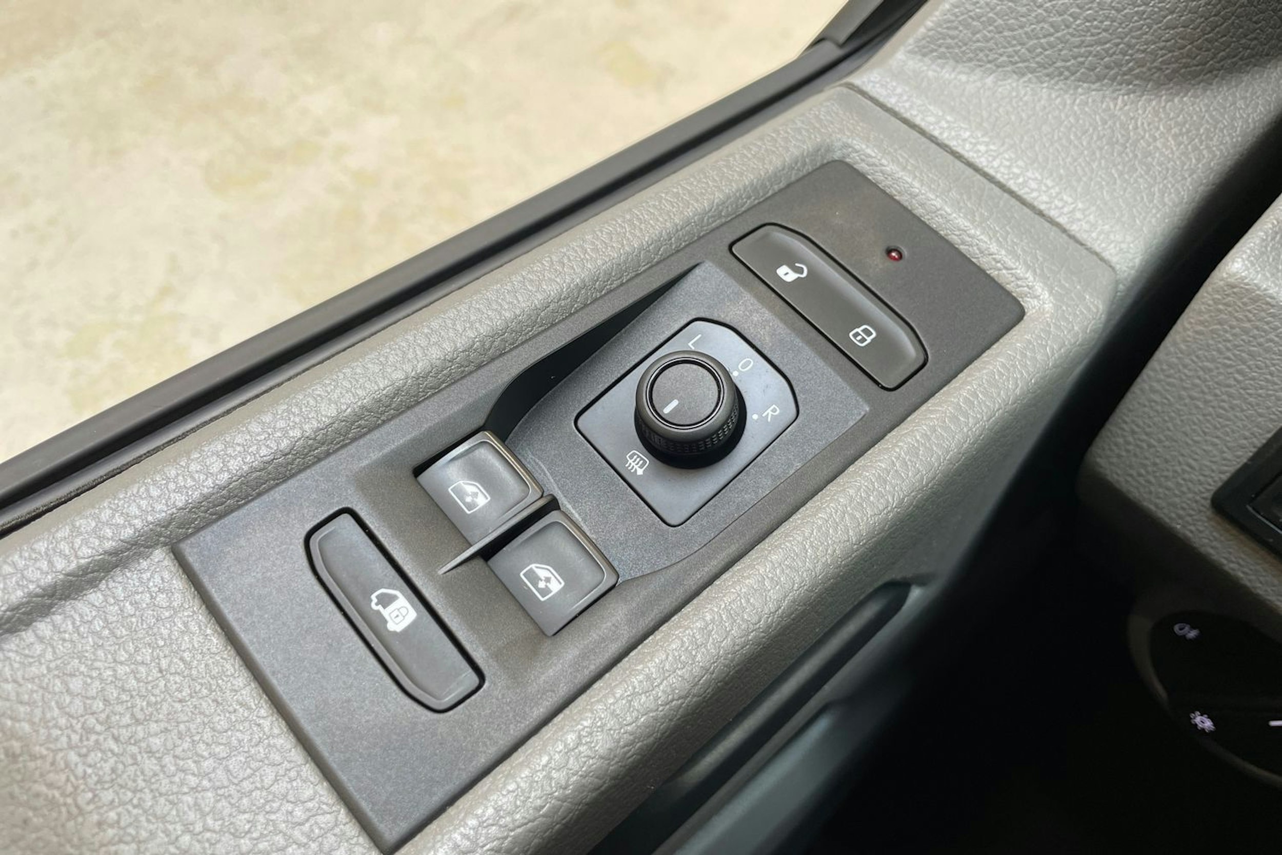 harmaa Volkswagen Transporter 2024 kuva 27.