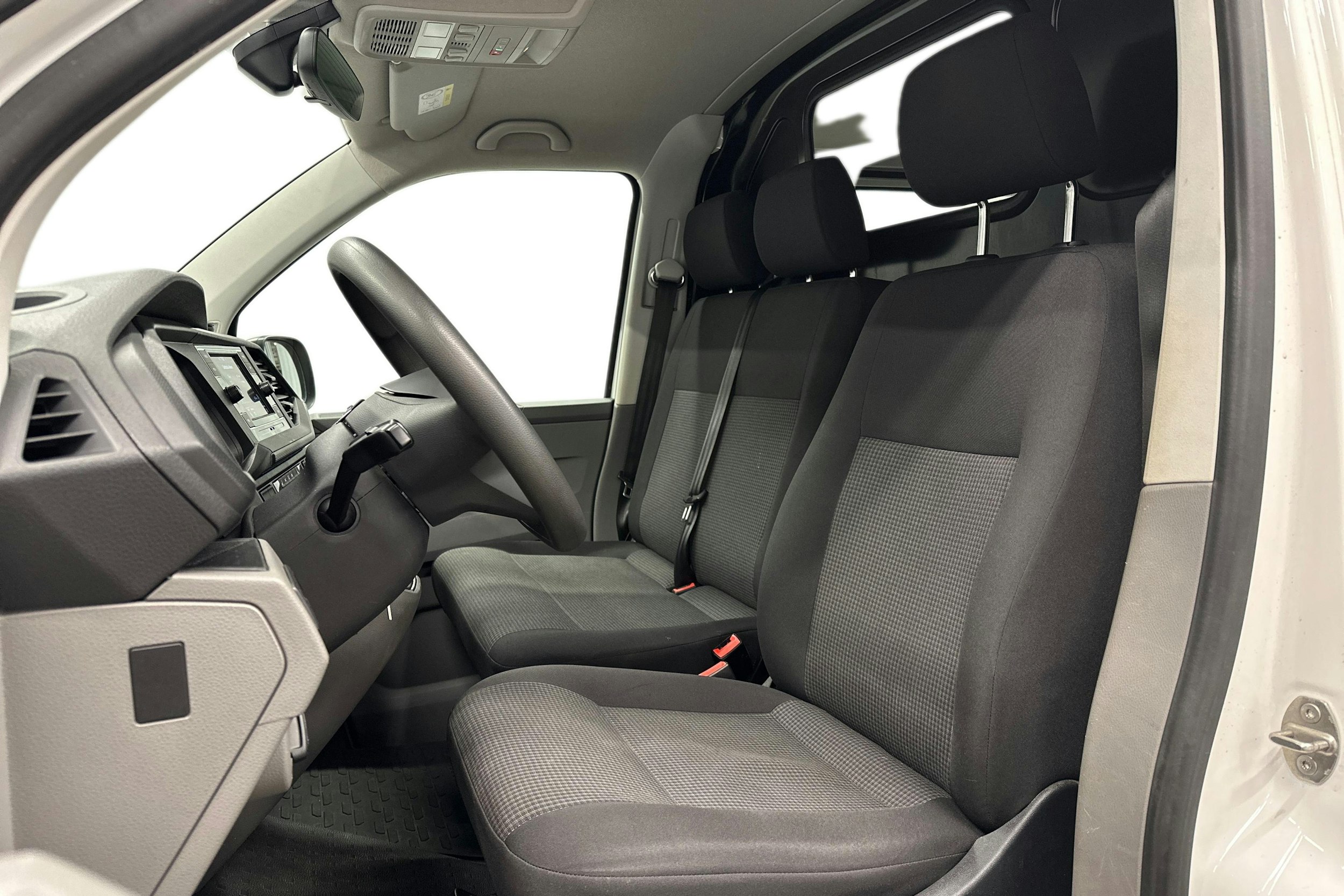 valkoinen Volkswagen Transporter 2024 kuva 8.