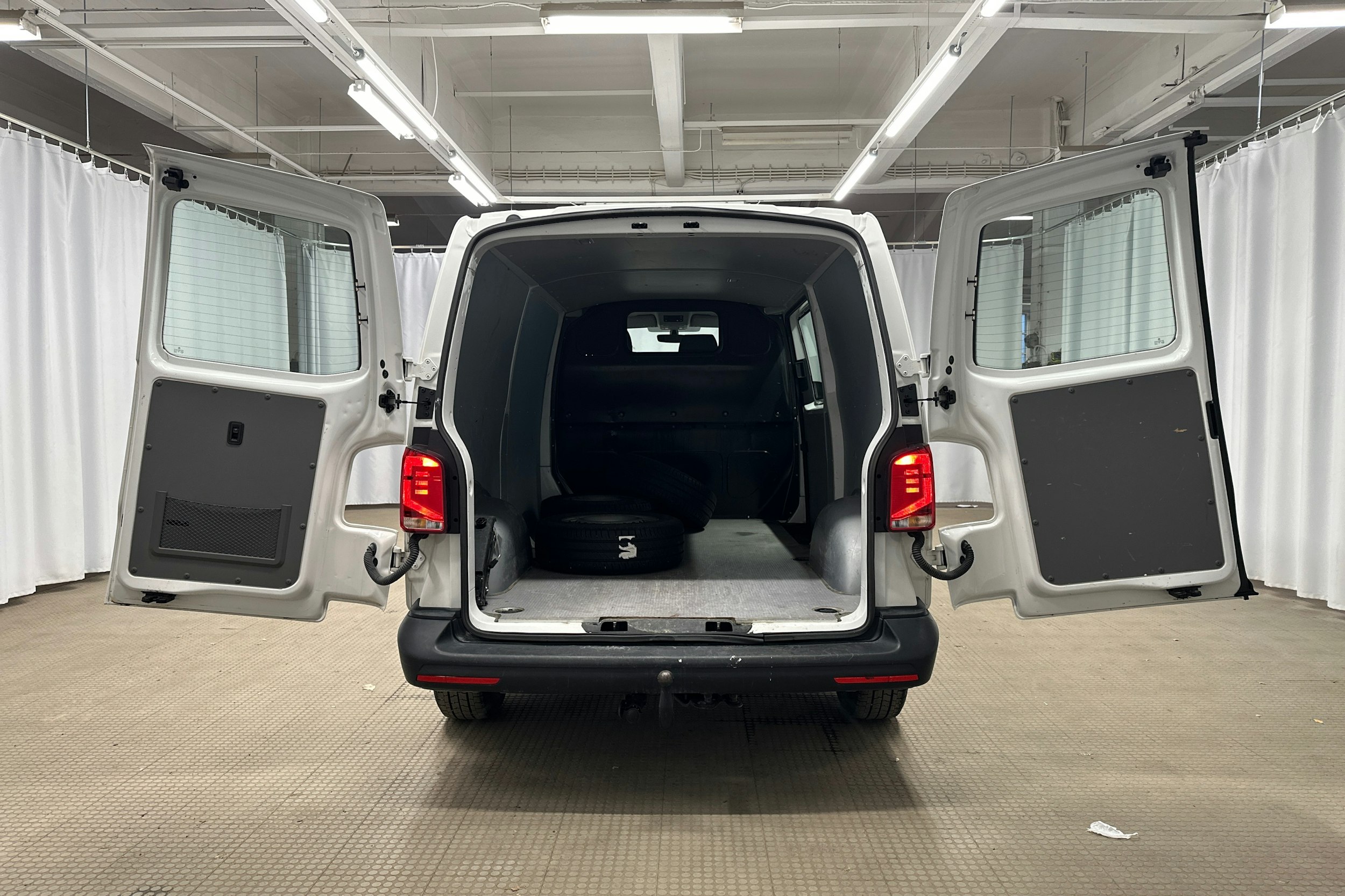 valkoinen Volkswagen Transporter 2024 kuva 11.