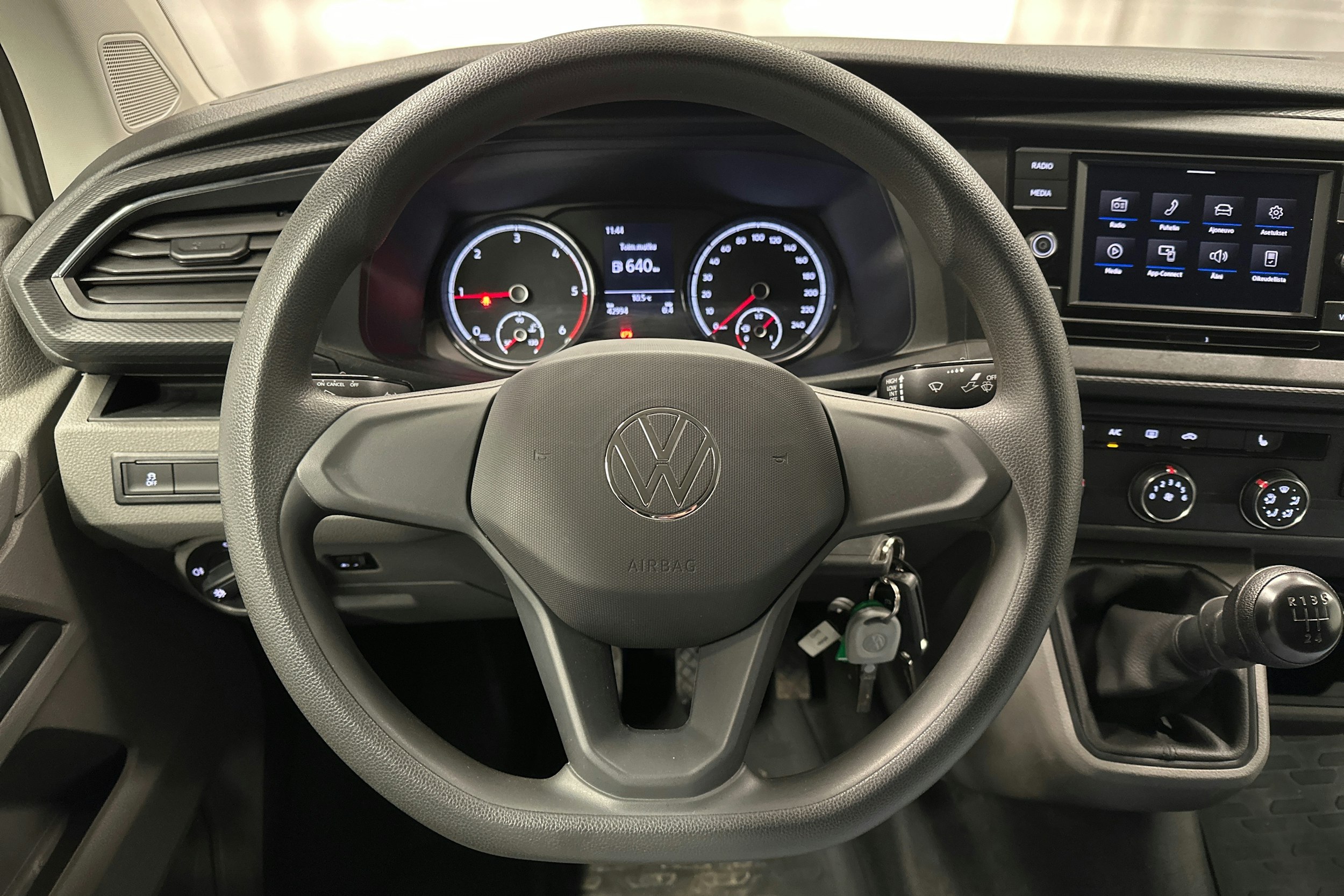 valkoinen Volkswagen Transporter 2024 kuva 12.