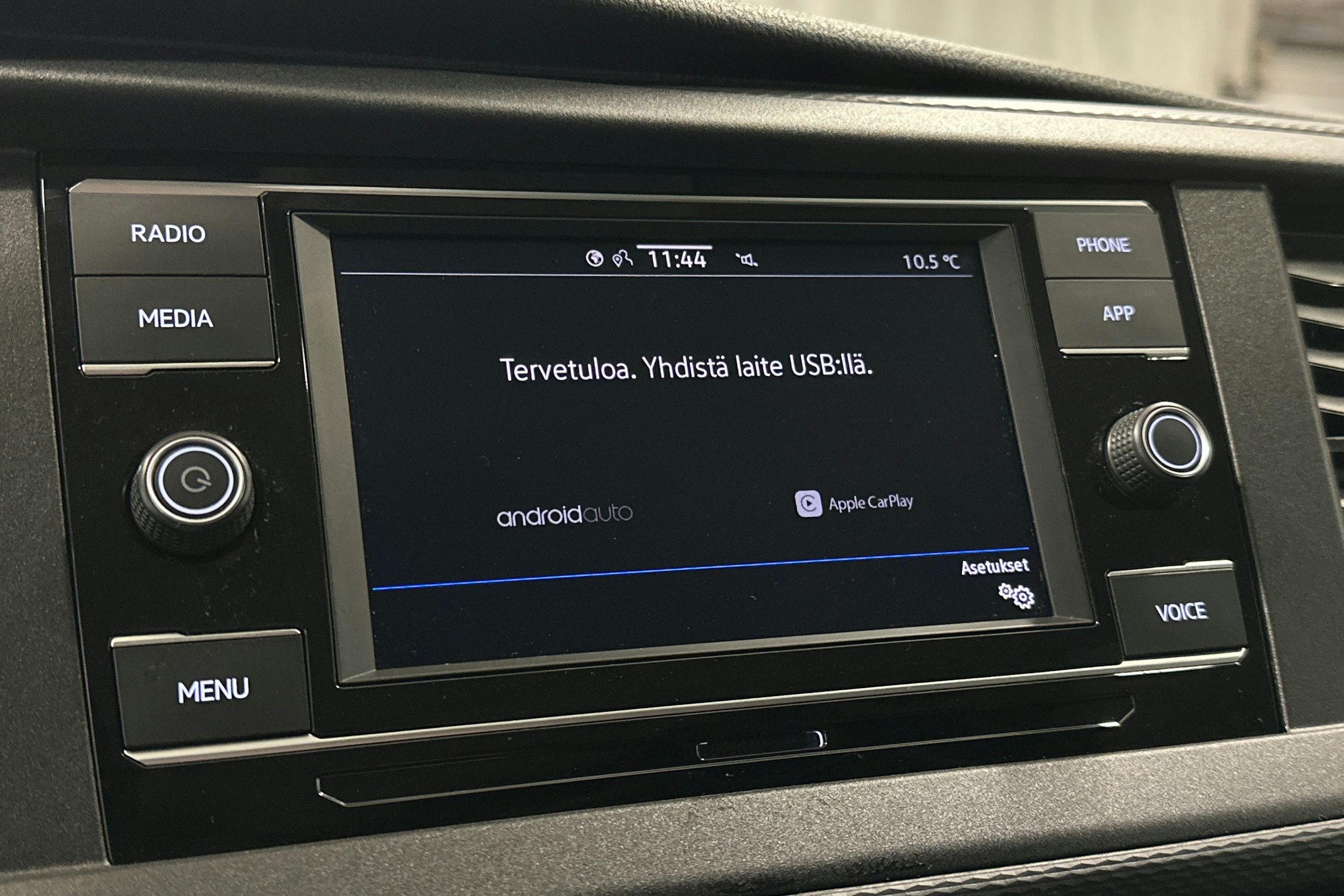 valkoinen Volkswagen Transporter 2024 kuva 14.