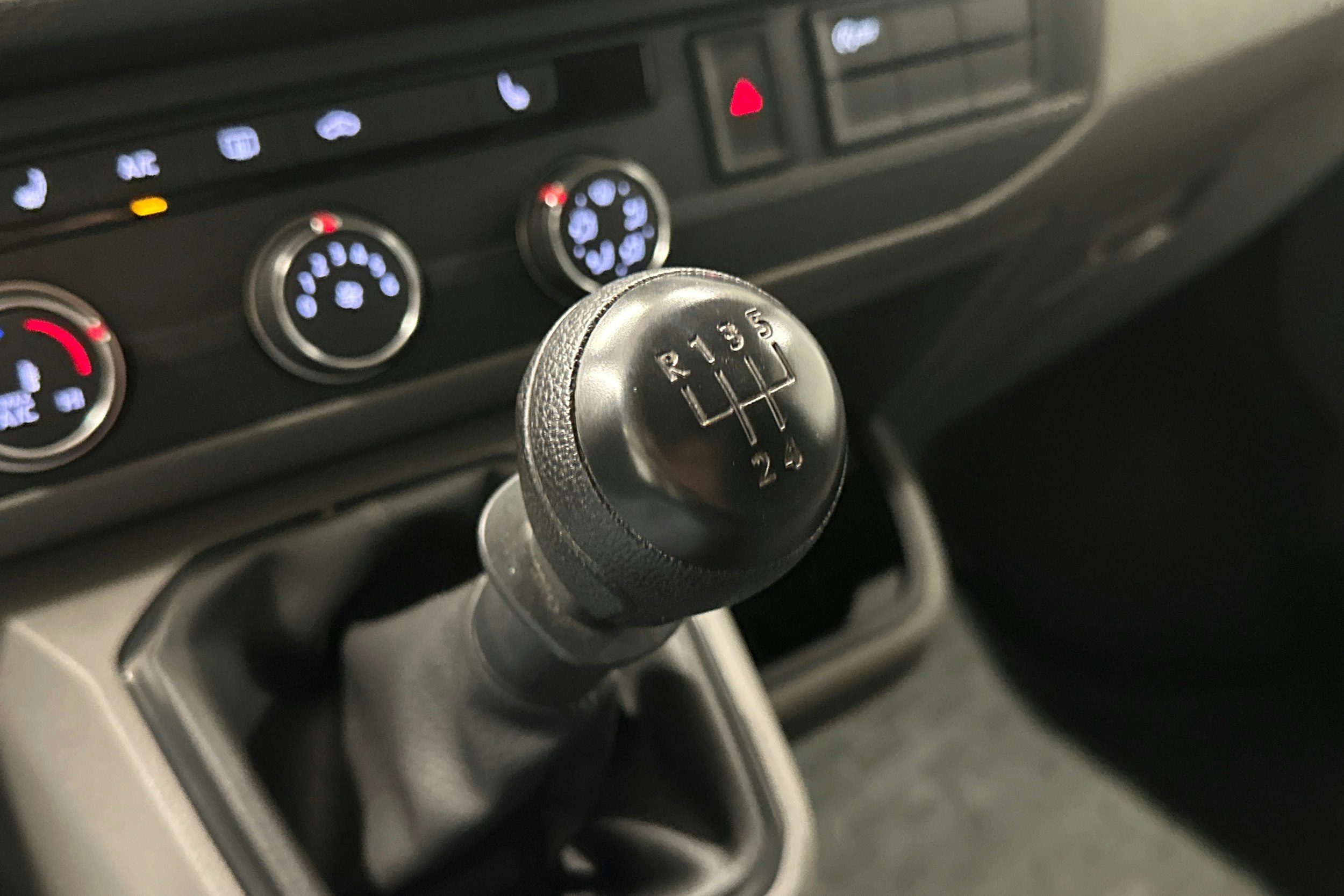 valkoinen Volkswagen Transporter 2024 kuva 15.