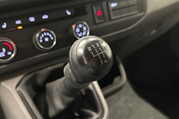 valkoinen Volkswagen Transporter 2024 kuva 15.