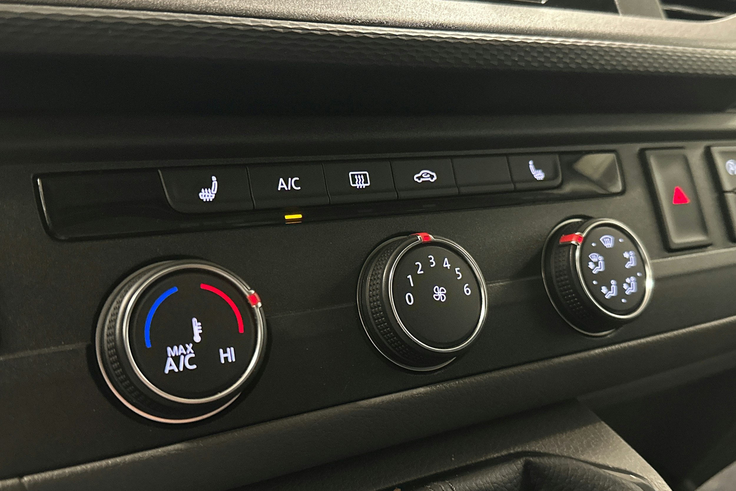 valkoinen Volkswagen Transporter 2024 kuva 16.