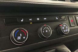 valkoinen Volkswagen Transporter 2024 kuva 16.