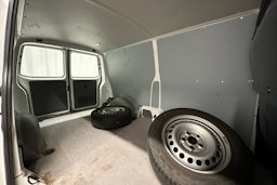 valkoinen Volkswagen Transporter 2024 kuva 19.