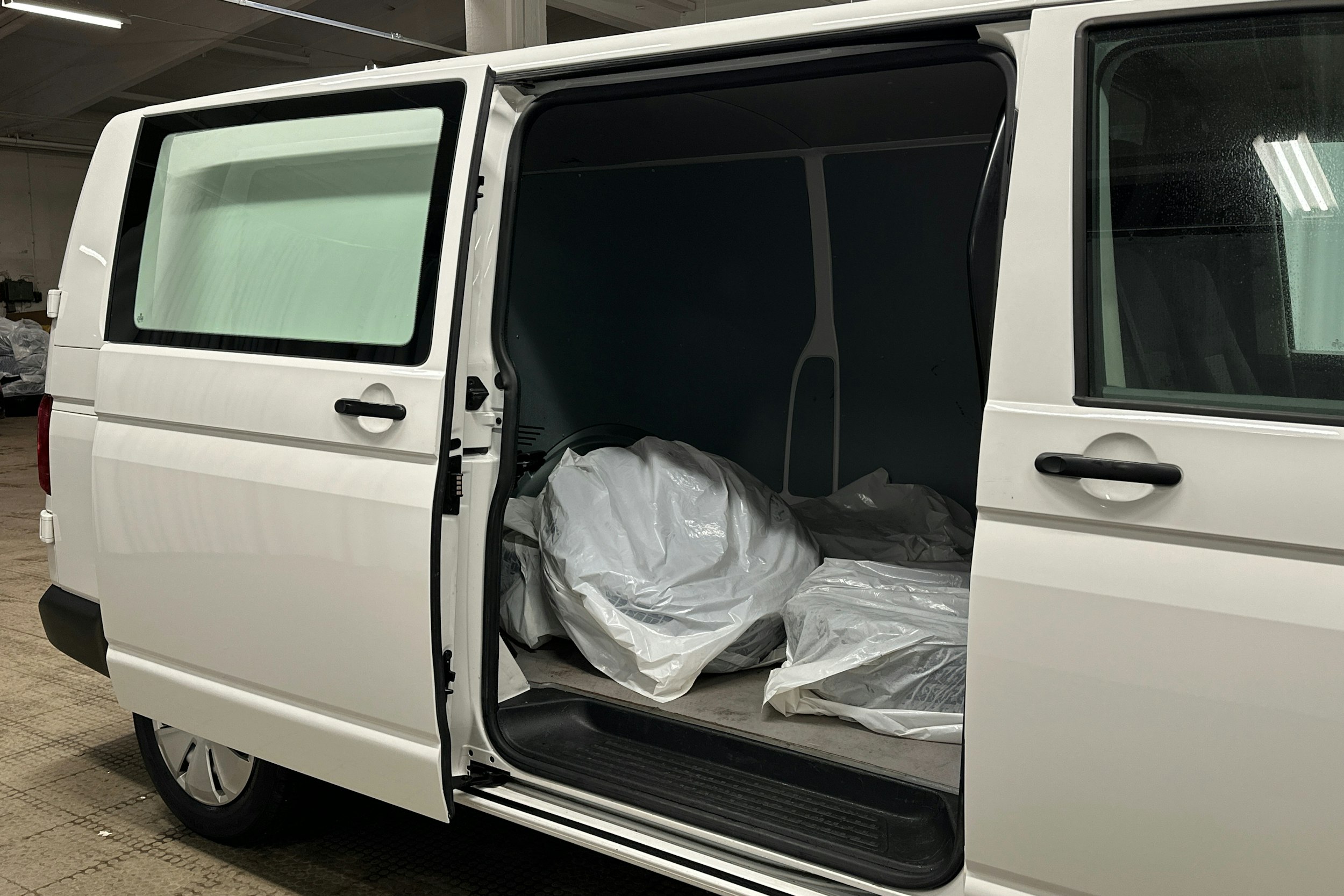 valkoinen Volkswagen Transporter 2023 kuva 13.