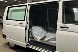 valkoinen Volkswagen Transporter 2023 kuva 13.