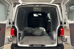 valkoinen Volkswagen Transporter 2023 kuva 16.